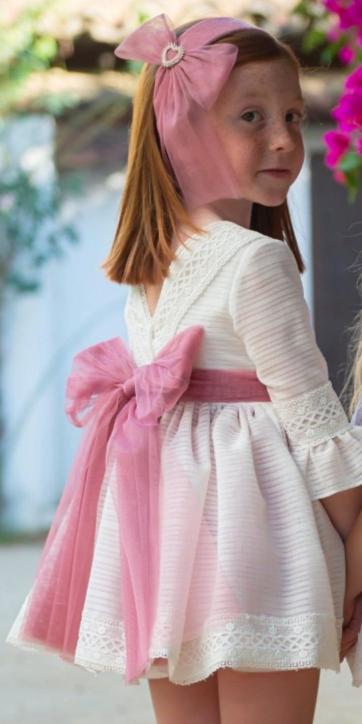 Vestido ceremonia niña beige con fajín rosa frambuesa de Eva Martínez Artesanía