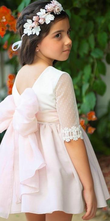 Vestido niña arras y ceremonia de tul de topos fajín rosa asalmonado de Eva Martínez Artesanía