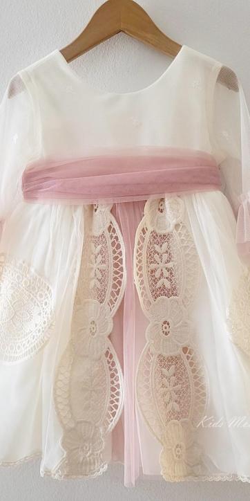 Vestido ceremonia niña de tul beige con bordados calados y fajín rosa empolvado de Eva Martínez Artesanía