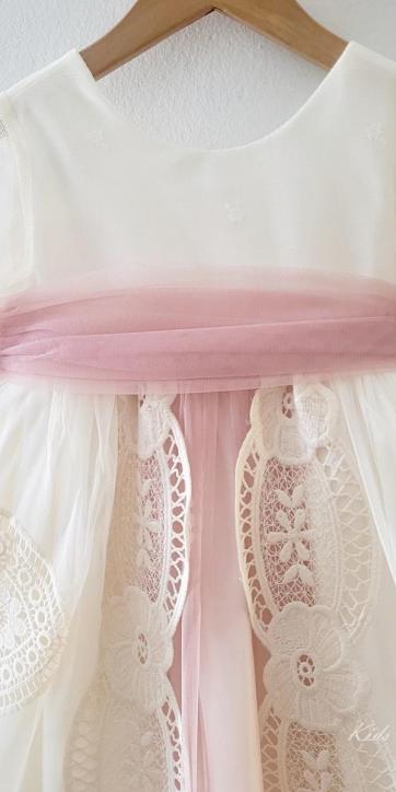 Vestido ceremonia niña de tul beige con bordados calados y fajín rosa empolvado de Eva Martínez Artesanía [4]