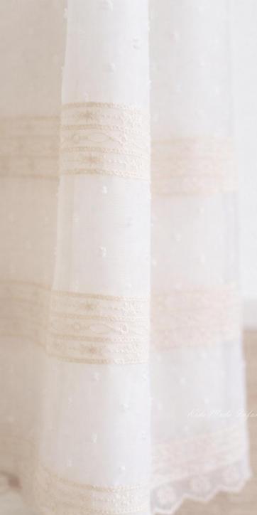 Faldón de bautizo bebé plumeti beige con lacito rosa bebé | Eva Martínez Artesanía [5]