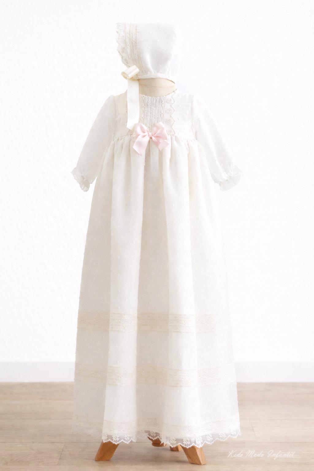 Faldón de bautizo bebé plumeti beige con lacito rosa bebé | Eva Martínez Artesanía