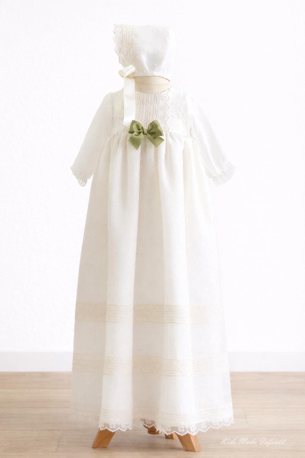 Faldón de bautizo bebé plumeti beige con lacito verde oliva | Eva Martínez Artesanía