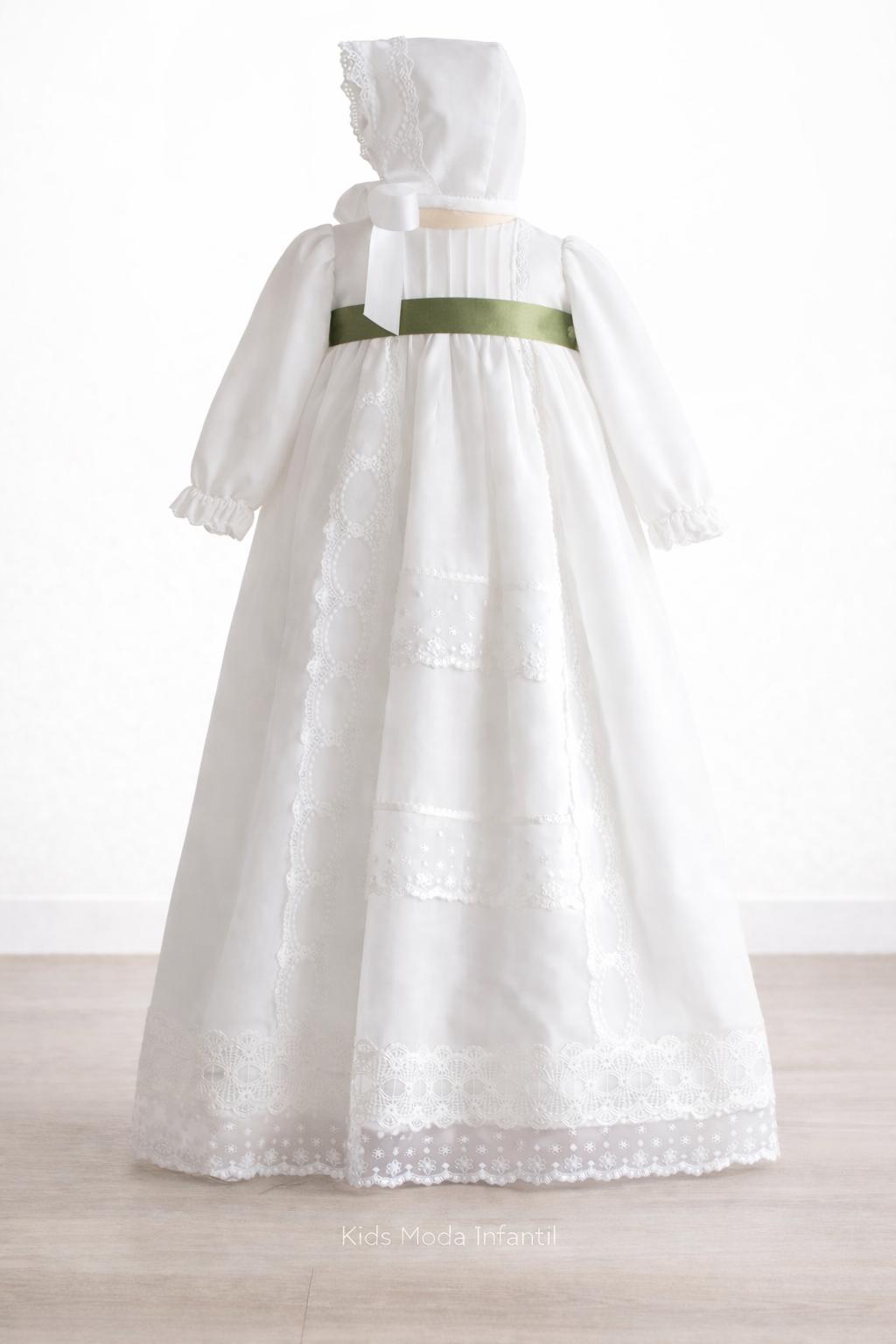 Faldón Bautizo Bebé en Gasa Blanca con Cinta Verde Oliva – Familia 6