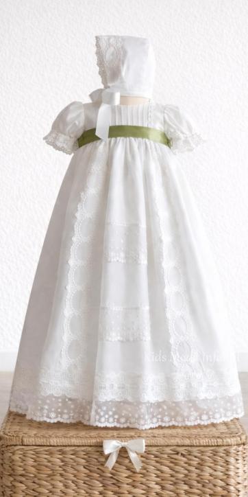 Faldón de Bautizo para Bebé en Gasa Verde Oliva con Cinta Blanca Manga Corta – Familia 6 | Eva Martínez Artesanía | Kids Moda Infantil