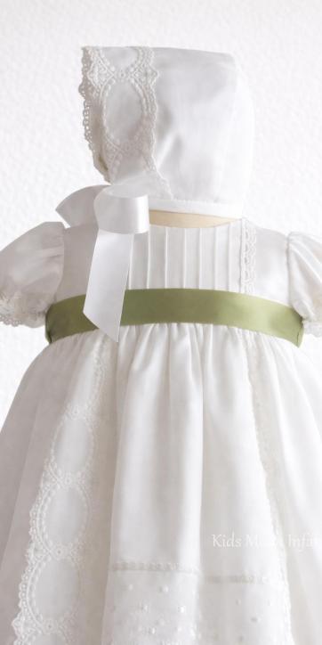 Faldón de Bautizo para Bebé en Gasa Verde Oliva con Cinta Blanca Manga Corta – Familia 6 | Eva Martínez Artesanía | Kids Moda Infantil [1]