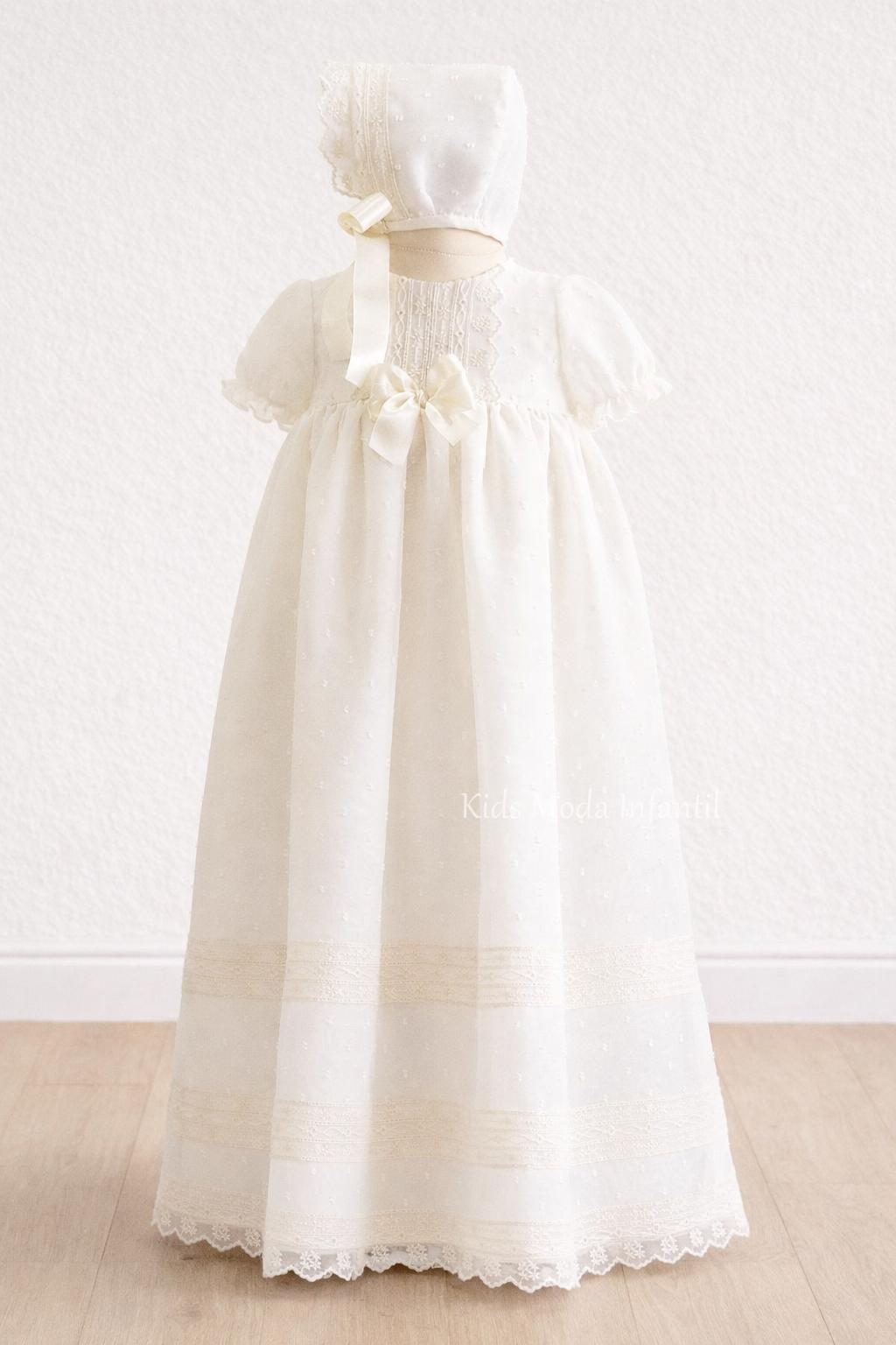 Faldón de bautizo para bebé en plumeti cristal beige con lazo beige manga corta – Familia 7 | Eva Martínez Artesanía | Kids Moda Infantil