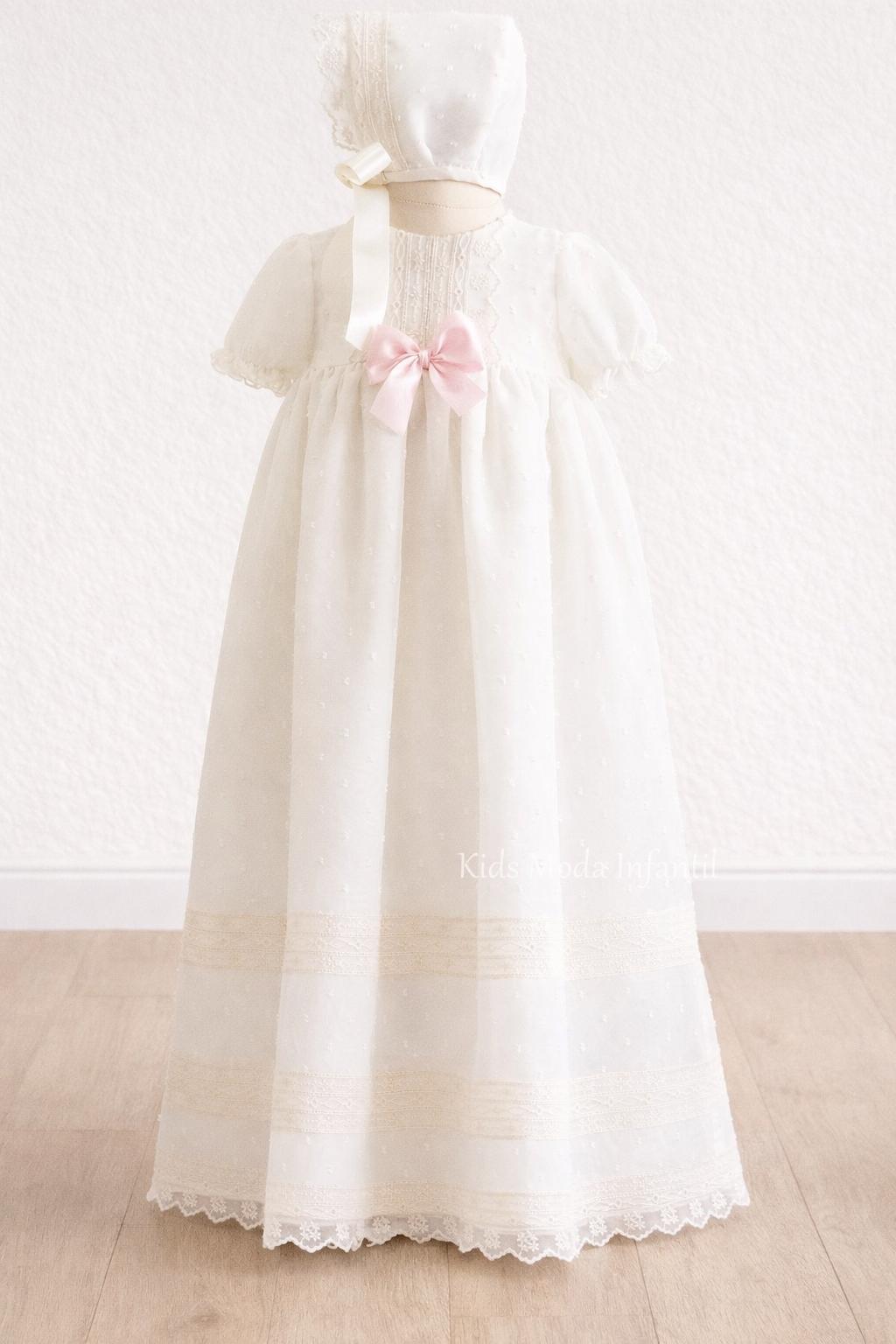 Faldón de bautizo para bebé en plumeti cristal beige con lazo rosa manga corta – Familia 7 | Eva Martínez Artesanía | Kids Moda Infantil