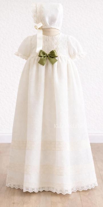 Faldón de bautizo para bebé en plumeti cristal beige con lazo verde oliva manga corta – Familia 7 | Eva Martínez Artesanía | Kids Moda Infantil [0]