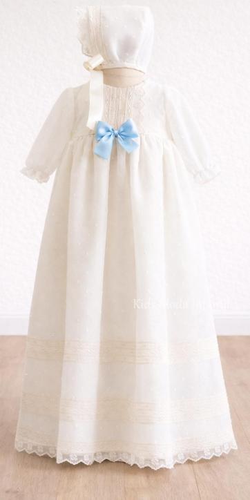 Faldón de bautizo bebé plumeti beige con lacito azul celeste | Eva Martínez Artesanía