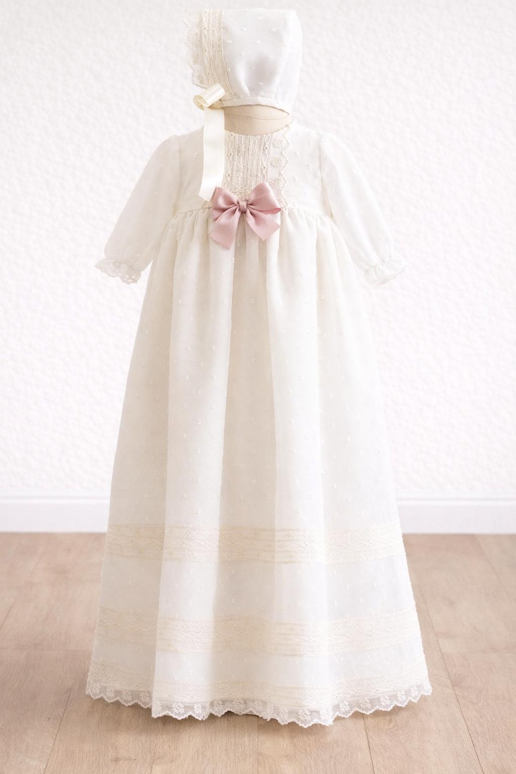 Faldón de bautizo bebé plumeti beige con lacito rosa empolvado | Eva Martínez Artesanía