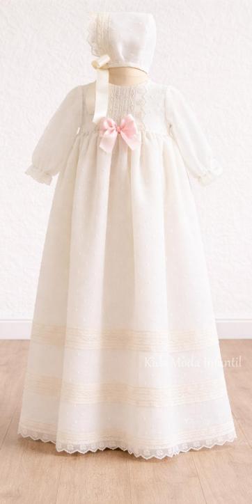 Faldón de bautizo bebé plumeti beige con lacito rosa bebé | Eva Martínez Artesanía