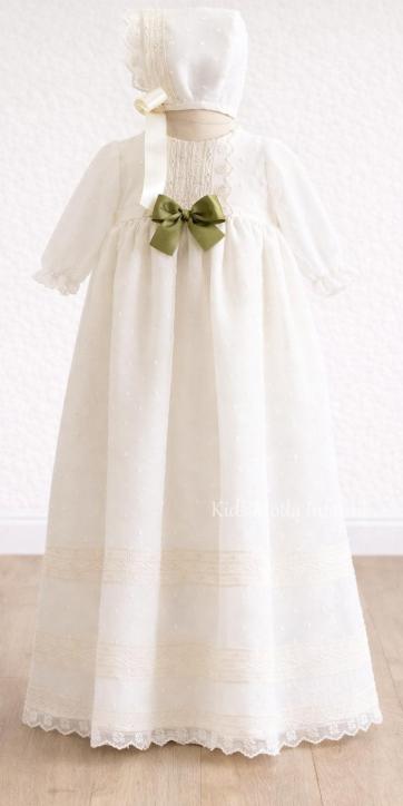 Faldón de bautizo bebé plumeti beige con lacito verde oliva | Eva Martínez Artesanía