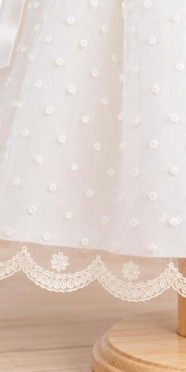 Faldón Largo de Bautizo Bebé Beige Claro en Tul Bordado con Cuerpo de Punto – Fabricación Española  URL: [1]