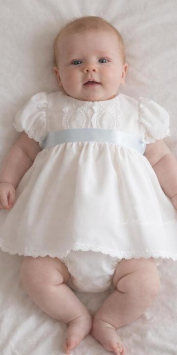 Jesusito bautizo niña gasa blanco con braguita Eva Martínez Artesanía familia 6
