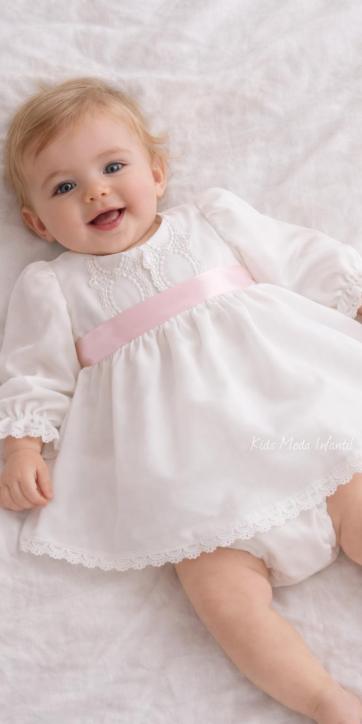 Jesusito de bautizo niña manga larga en gasa blanca con cinta rosa y braguita | Eva Martínez Artesanía – Familia 6