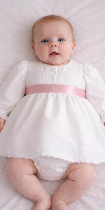 Jesusito de bautizo para niña de manga larga en gasa blanca con raso rosa empolvado | Eva Martínez Artesanía – Familia 6