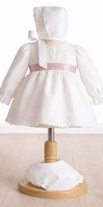 Jesusito de bautizo para niña de manga larga en gasa blanca con raso rosa empolvado | Eva Martínez Artesanía – Familia 6 [2]