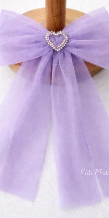 Vestido de ceremonia y arras para niña en blanco roto con fajín de tul lila | Eva Martínez Artesanía [4]