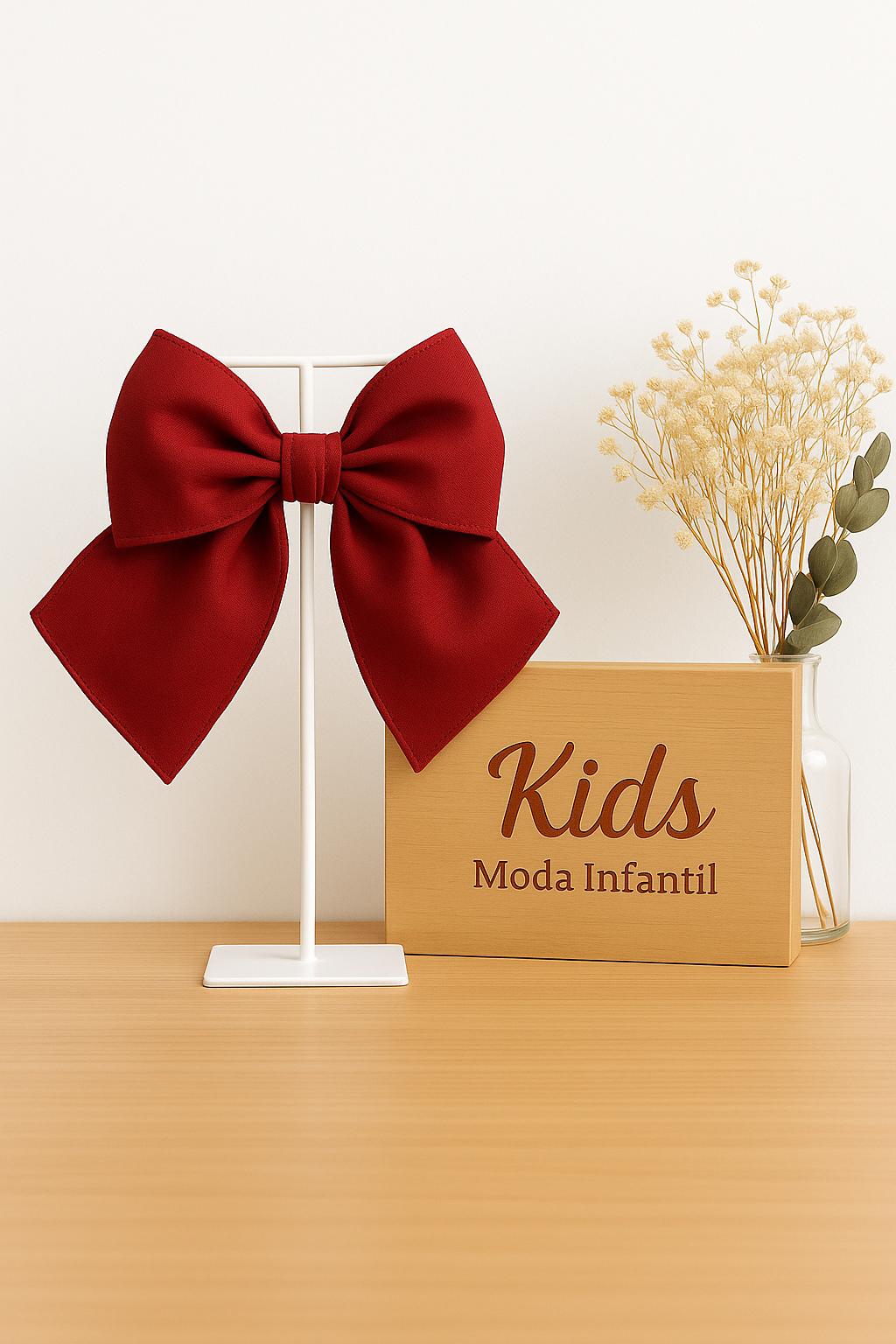 Lazo infantil artesanal de sarga burdeos (14×15 cm)