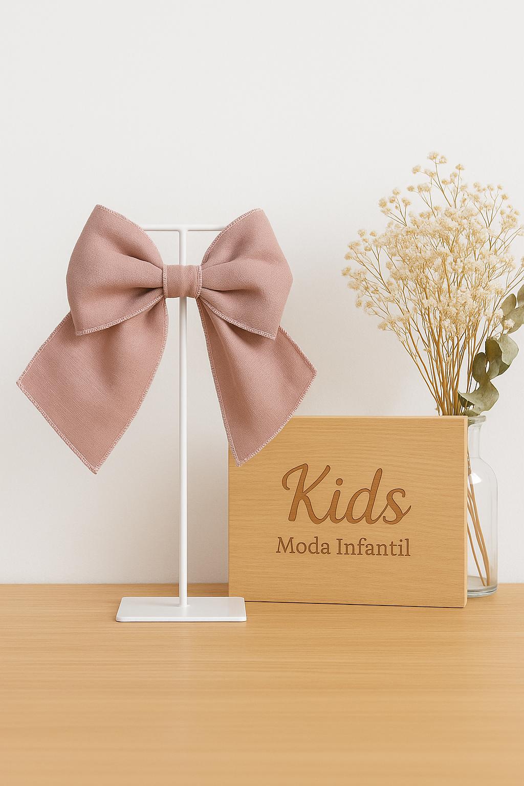 Lazo infantil artesanal de lino verde agua (14×15 cm)