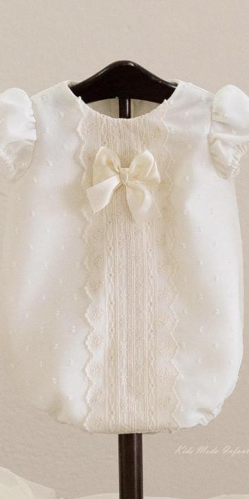 Pelele bautizo bebe plumeti de cristal beige Eva Martínez Artesanía