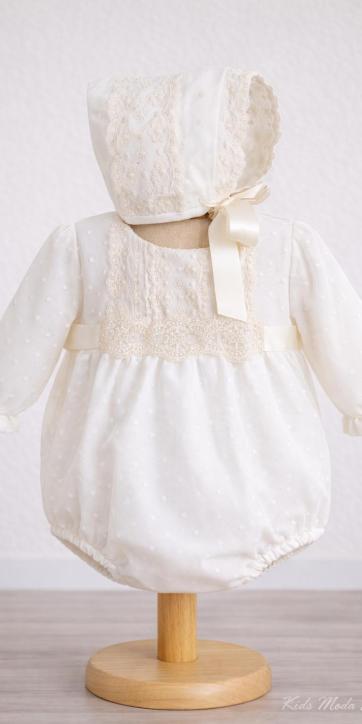 Pelele de bautizo bebé en tul beige con topos y puntillas bordadas – Eva Martínez Artesanía