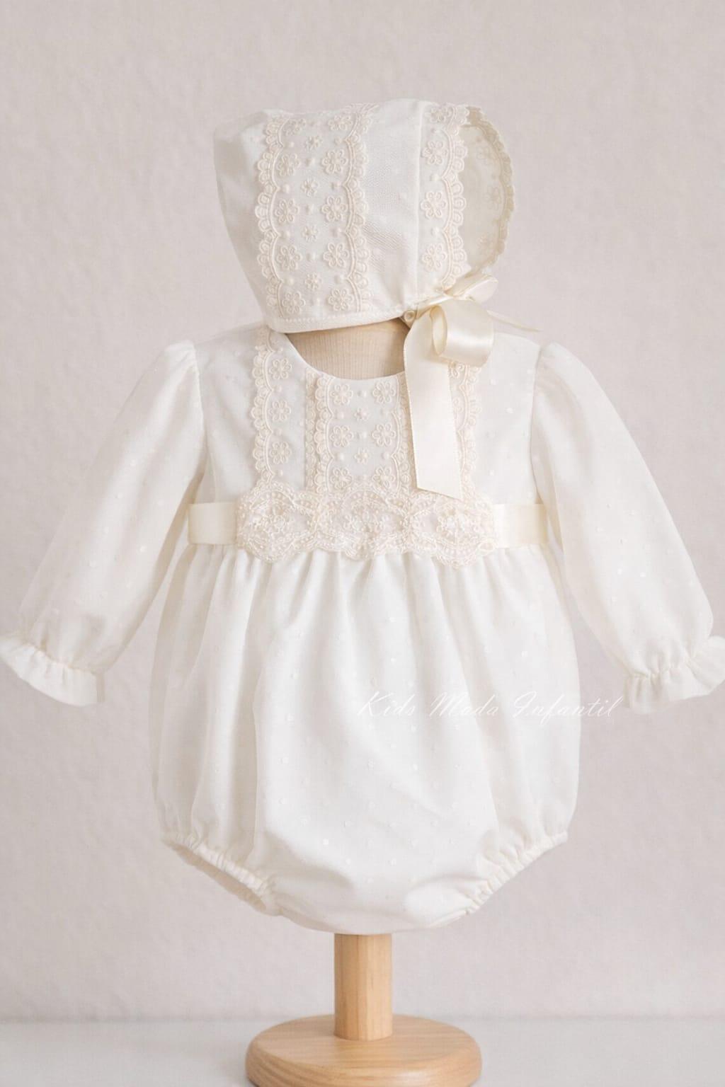 Pelele de bautizo bebé en tul beige con topos y puntillas bordadas – Eva Martínez Artesanía