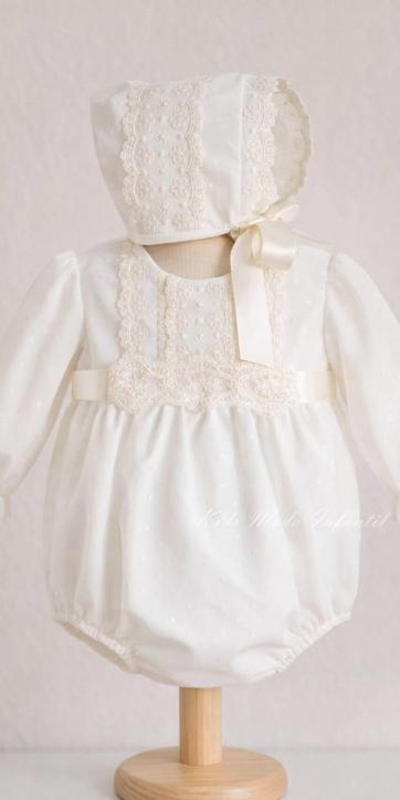 Pelele de bautizo bebé en tul beige con topos y puntillas bordadas – Eva Martínez Artesanía [0]