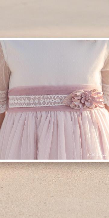 Vestido de Comunión Corto Laly 2026 Eva Martínez Artesanía – Tul Blanco Roto y Fajín Rosa Lila [3]