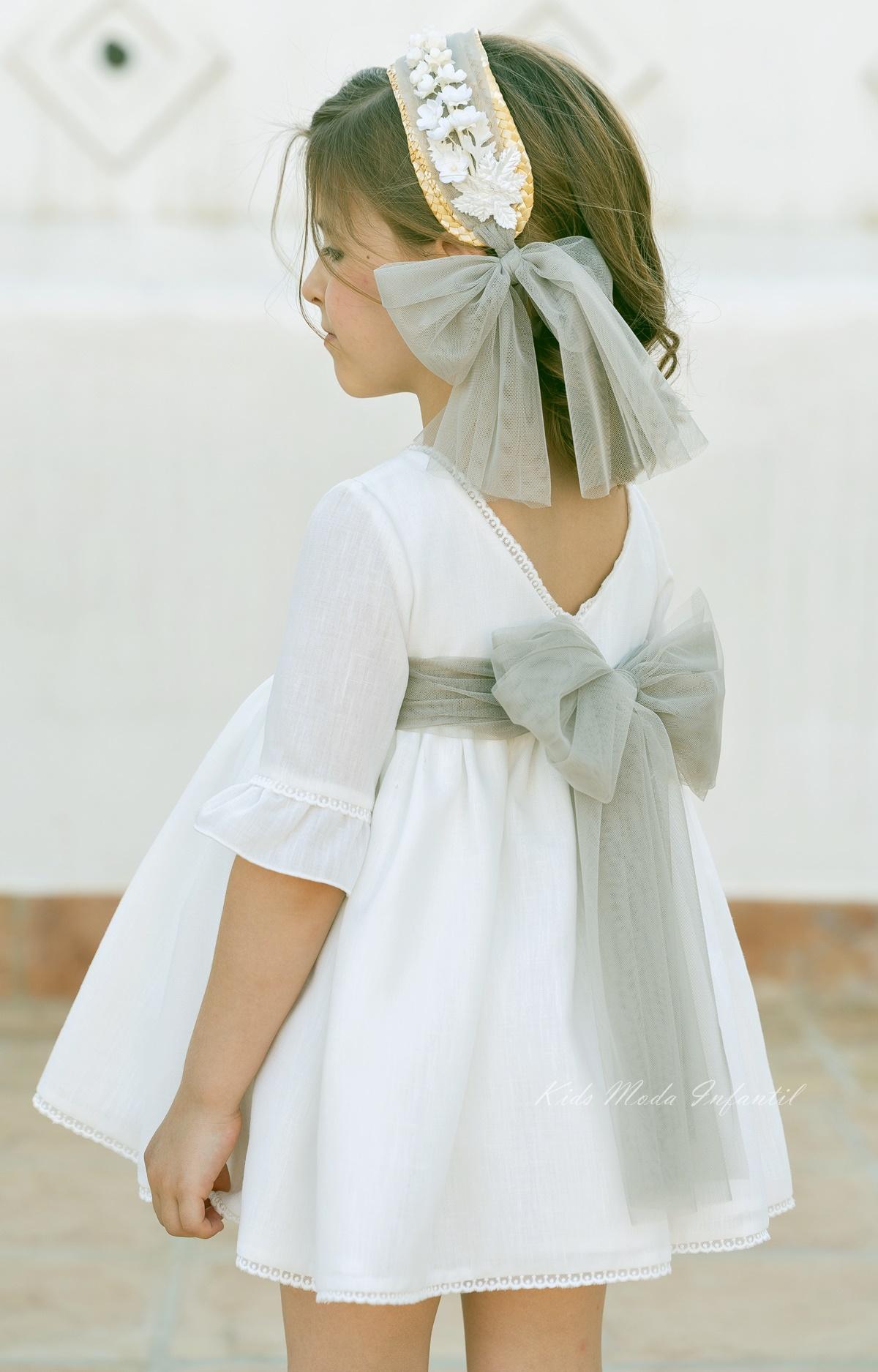 Vestido de Ceremonia Niña Blanco Roto con Fajín Verde Oliva | Eva Martínez Artesanía