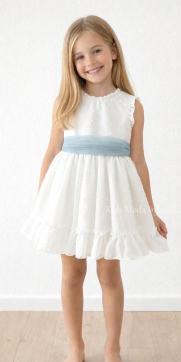 Vestido ceremonia niña plumeti cristal con fajín tul verde empolvado Eva Martínez Artesanía