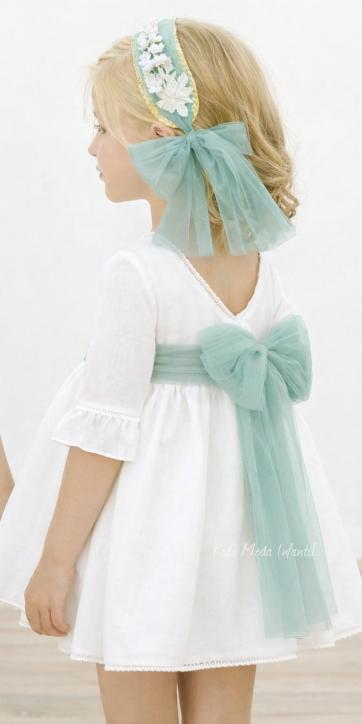 Vestido de ceremonia y arras en blanco roto con delicado fajín de tul verde empolvado | Eva Martínez Artesanía [2]