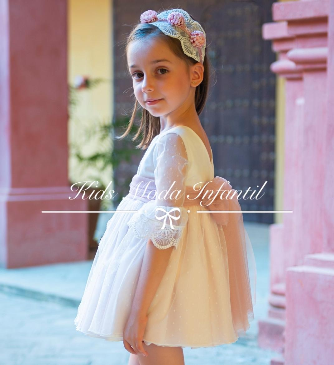 Vestido niña arras y ceremonia de tul de topos beige y fajín rosa empolvado de Eva Martínez Artesanía