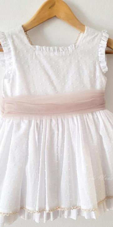 Vestido ceremonia niña blanco plumeti con fajin camel de Eva Martínez Artesanía 38611CBG [6]