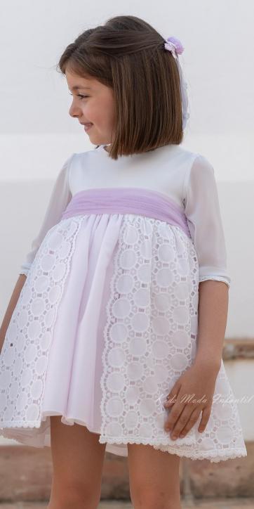 Vestido de Ceremonia y Arras Niña 2026 – Familia 1 Eva Martínez Artesanía en Gasa Bordada y Tul Lila [1]