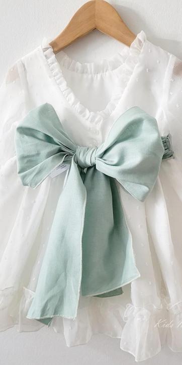 Vestido arras niña plumeti cristal con fajín lino verde empolvado Eva Martinez Artesanía 32111 [4]