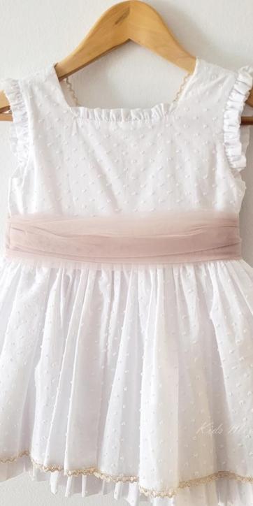 Vestido ceremonia niña blanco plumeti con fajin camel de Eva Martínez Artesanía 38611CBG [1]