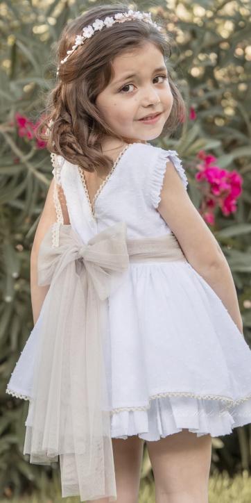 Vestido ceremonia niña blanco plumeti con fajin camel de Eva Martínez Artesanía 38611CBG