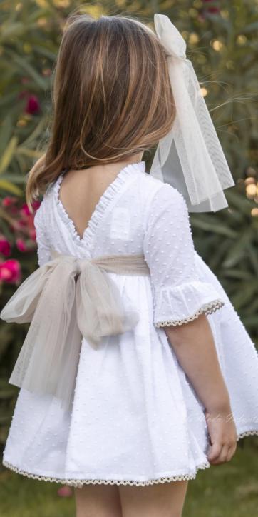 Vestido arras niña blanco plumeti media manga con fajín camel de Eva Martínez Artesanía 38612CBG