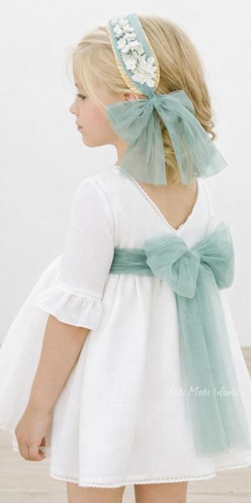 Vestido de ceremonia y arras en blanco roto con delicado fajín de tul verde empolvado | Eva Martínez Artesanía [4]