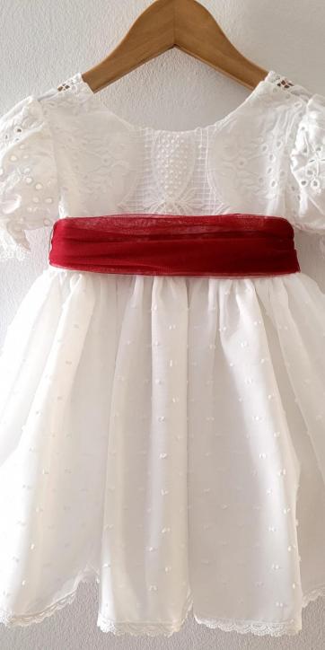 Vestido ceremonia niña blanco con fajín burdeos Eva Martínez Artesanía 38911CBG [1]