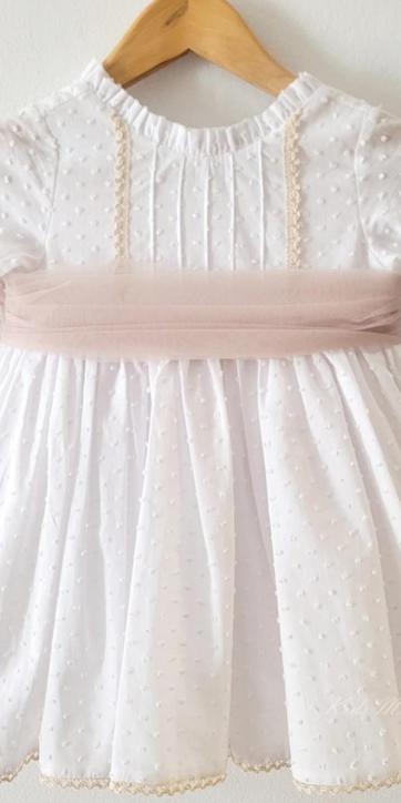 Vestido arras niña blanco plumeti media manga con fajín camel de Eva Martínez Artesanía 38612CBG [1]