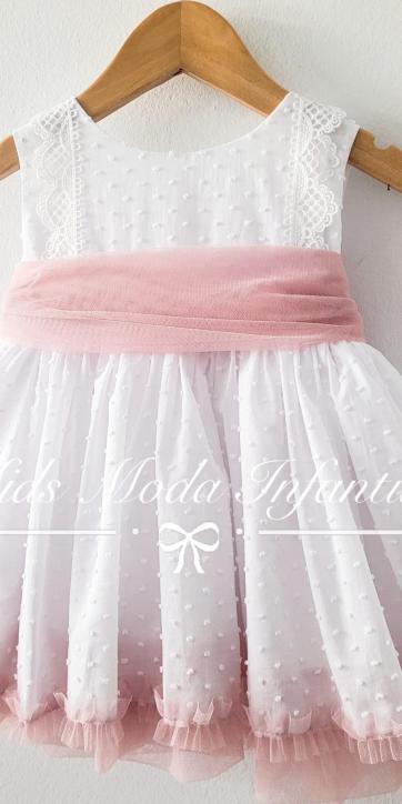 Vestido ceremonia niña de plumeti blanco con fajín tul rosa empolvado Eva Martínez Artesanía