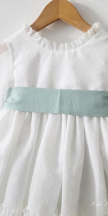 Vestido arras niña plumeti cristal con fajín lino verde empolvado Eva Martinez Artesanía 32111 [5]