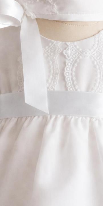 Jesusito de bautizo para niña en gasa blanca con cinta blanca y braguita | Eva Martínez Artesanía – Familia 6 [3]