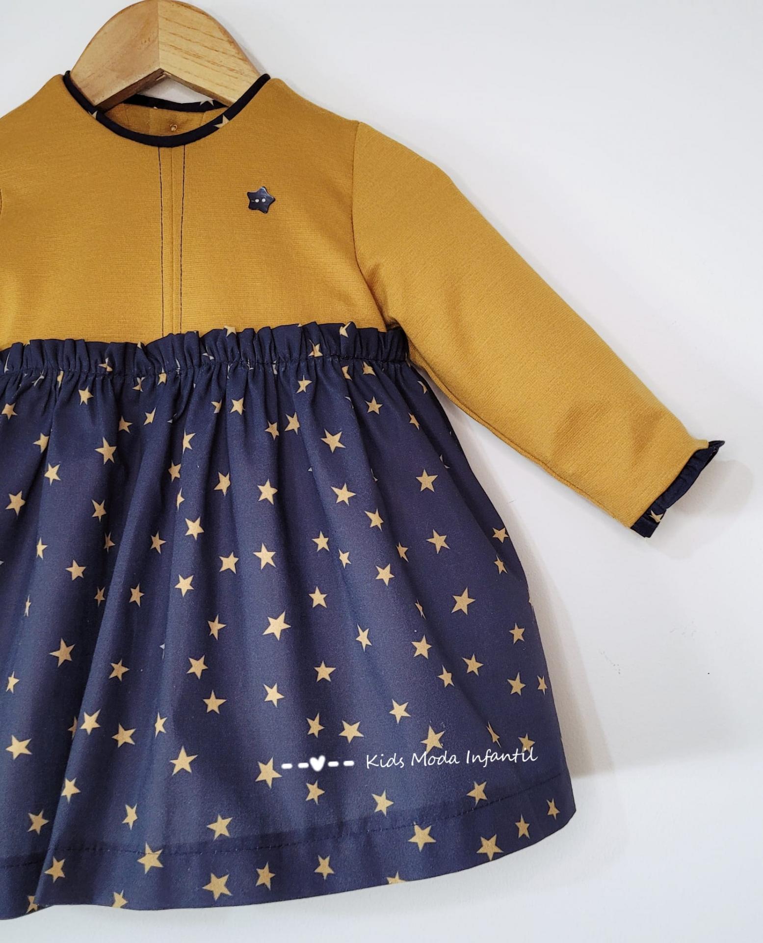 Vestido bebe mostaza con estrellas estampadas de Cuka Moda Infantil