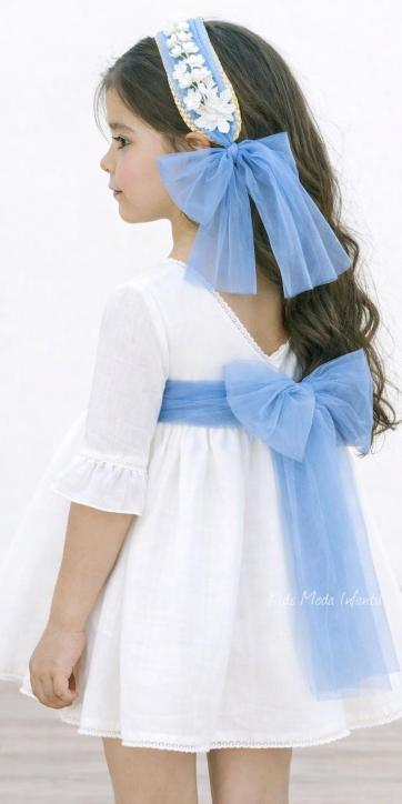 Vestido de ceremonia y arras para niña en tono blanco roto con fajín de tul azul celeste | Eva Martínez Artesanía [4]