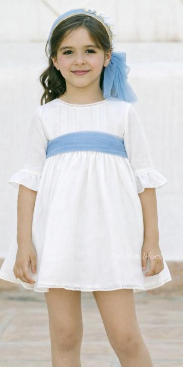 Vestido de ceremonia y arras para niña en tono blanco roto con fajín de tul azul celeste | Eva Martínez Artesanía [3]