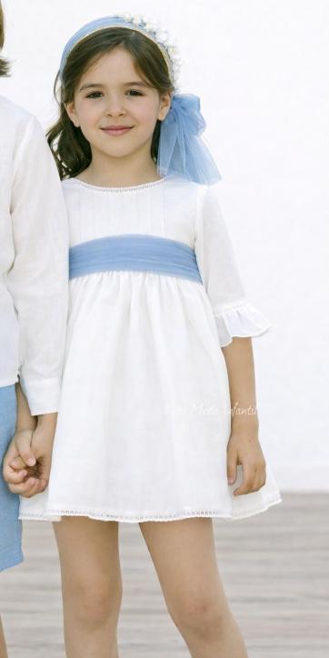 Vestido de ceremonia y arras para niña en tono blanco roto con fajín de tul azul celeste | Eva Martínez Artesanía [2]